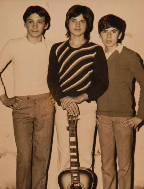 Alen kao bas gitarista